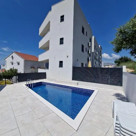 Betty's Luxus - 2 Pools Apartment Trogir
