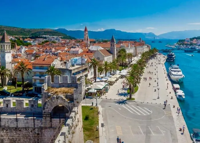 Betty's Luxus - 2 Pools 아파트